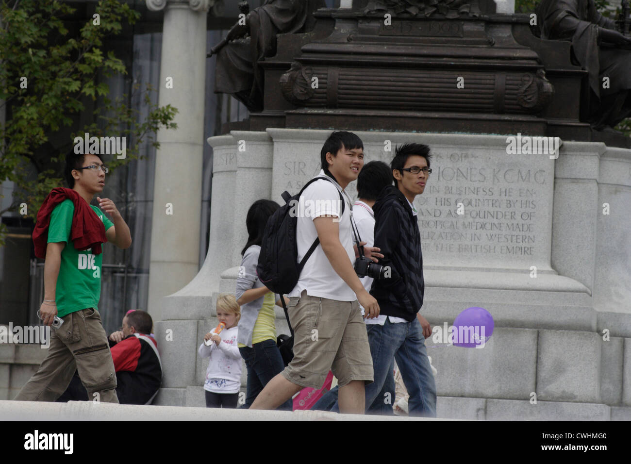 I turisti stranieri Liverpool dal monumento Foto Stock