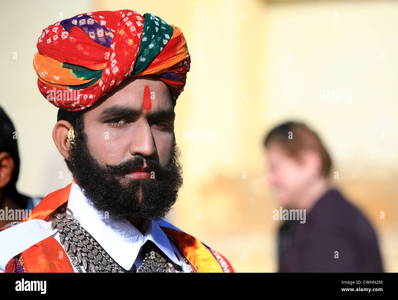 Un uomo di Rajasthani con il suo turbante colorato Foto Stock