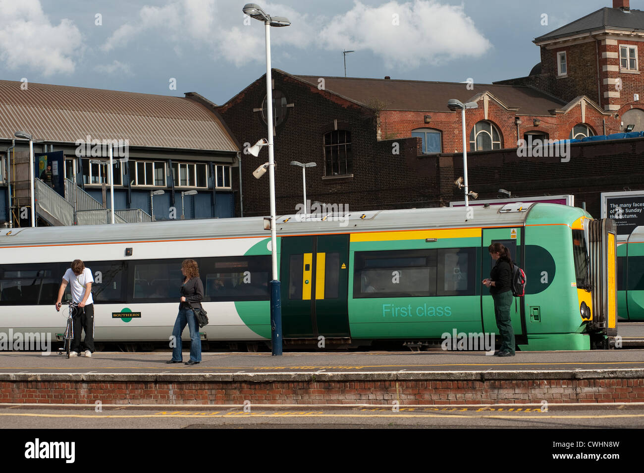 Vista laterale di una prima classe di trasporto treno in livrea meridionale in corrispondenza di una stazione di Londra. In Inghilterra. Foto Stock