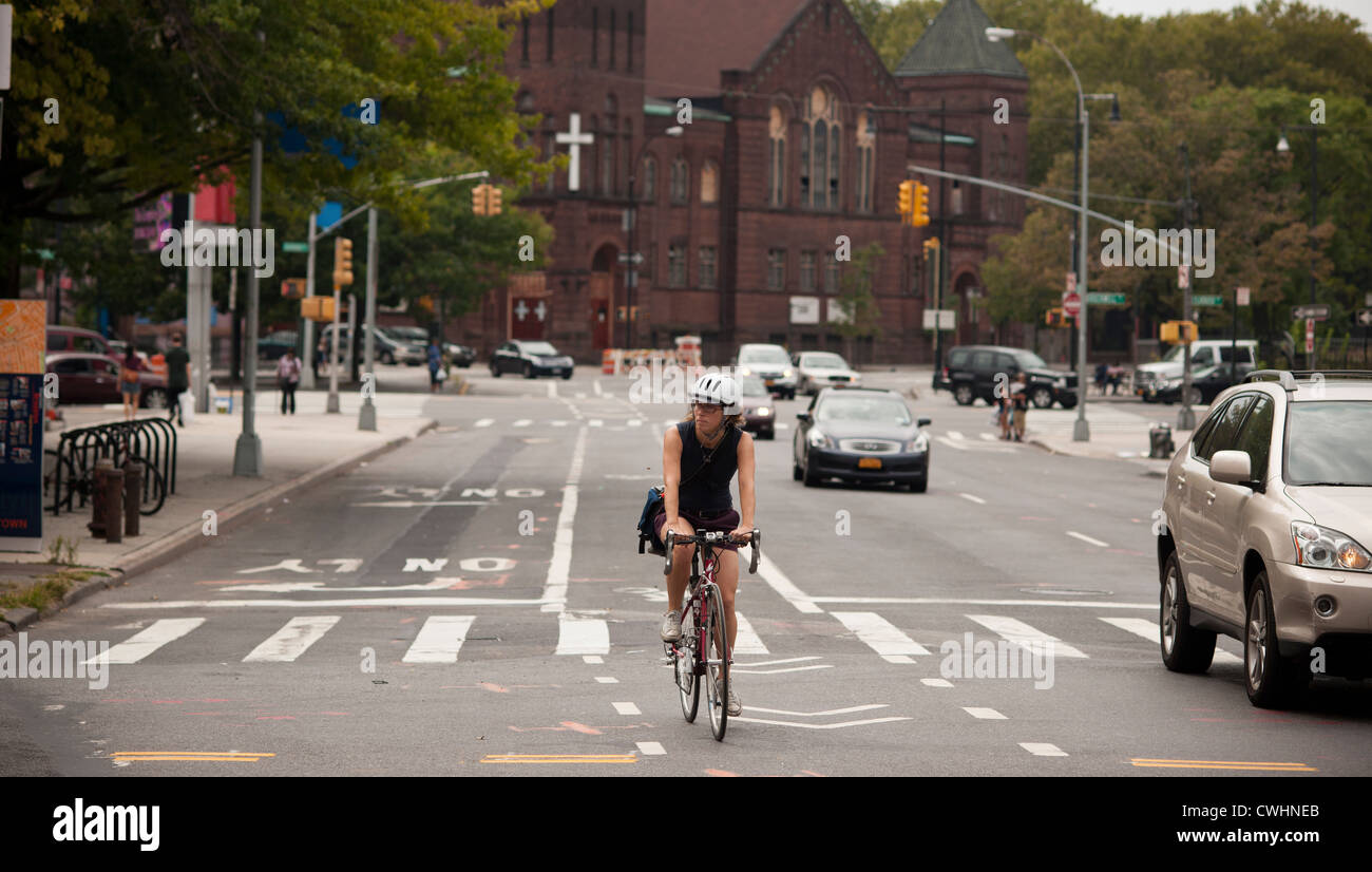 I ciclisti utilizzano una pista ciclabile su Lafayette Avenue in Fort Greene quartiere di Brooklyn a New York Foto Stock