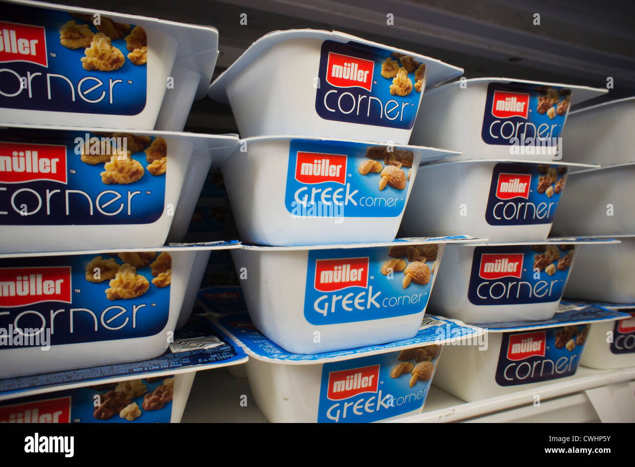 Contenitori di Müller in stile greco tradizionale e lo yogurt sono visto su uno scaffale di supermercato in New York Foto Stock