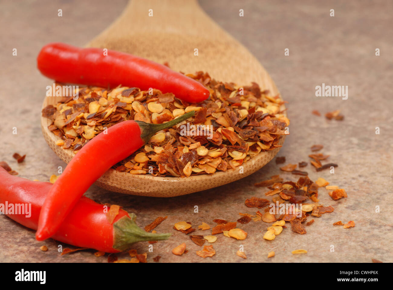 Red Hot Chili Peppers e peperoncino rosso su un cucchiaio di legno Foto Stock