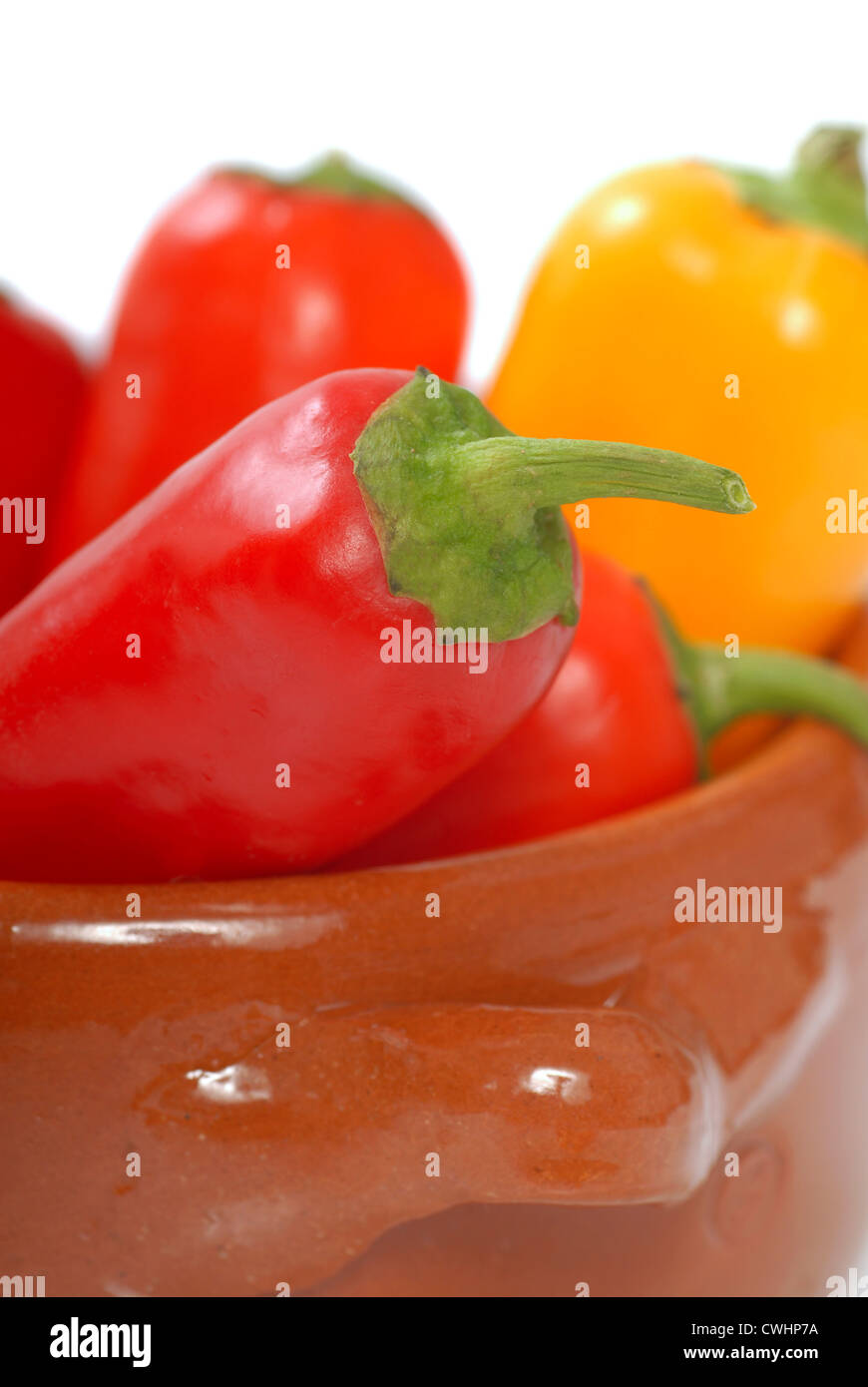 Varietà di coloratissimi peperoncini sul display in un cazuela spagnolo Foto Stock