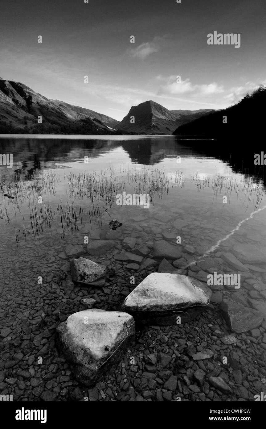 Immagine in bianco e nero di Fleetwith Pike e Buttermere su una tranquilla mattina nel Lake District inglese Foto Stock