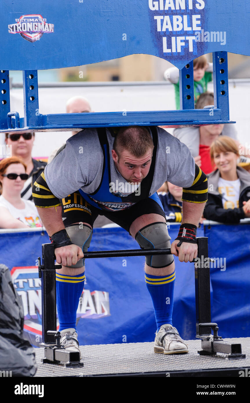 Uomo forte concorrente tenta di sollevare oltre 500 kg durante il gigante della tabella del caso Foto Stock