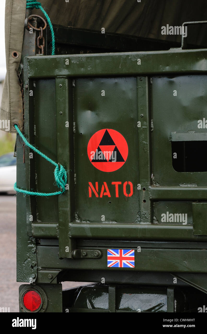 Il logo della NATO sulla parte posteriore di un esercito britannico autocarro Foto Stock