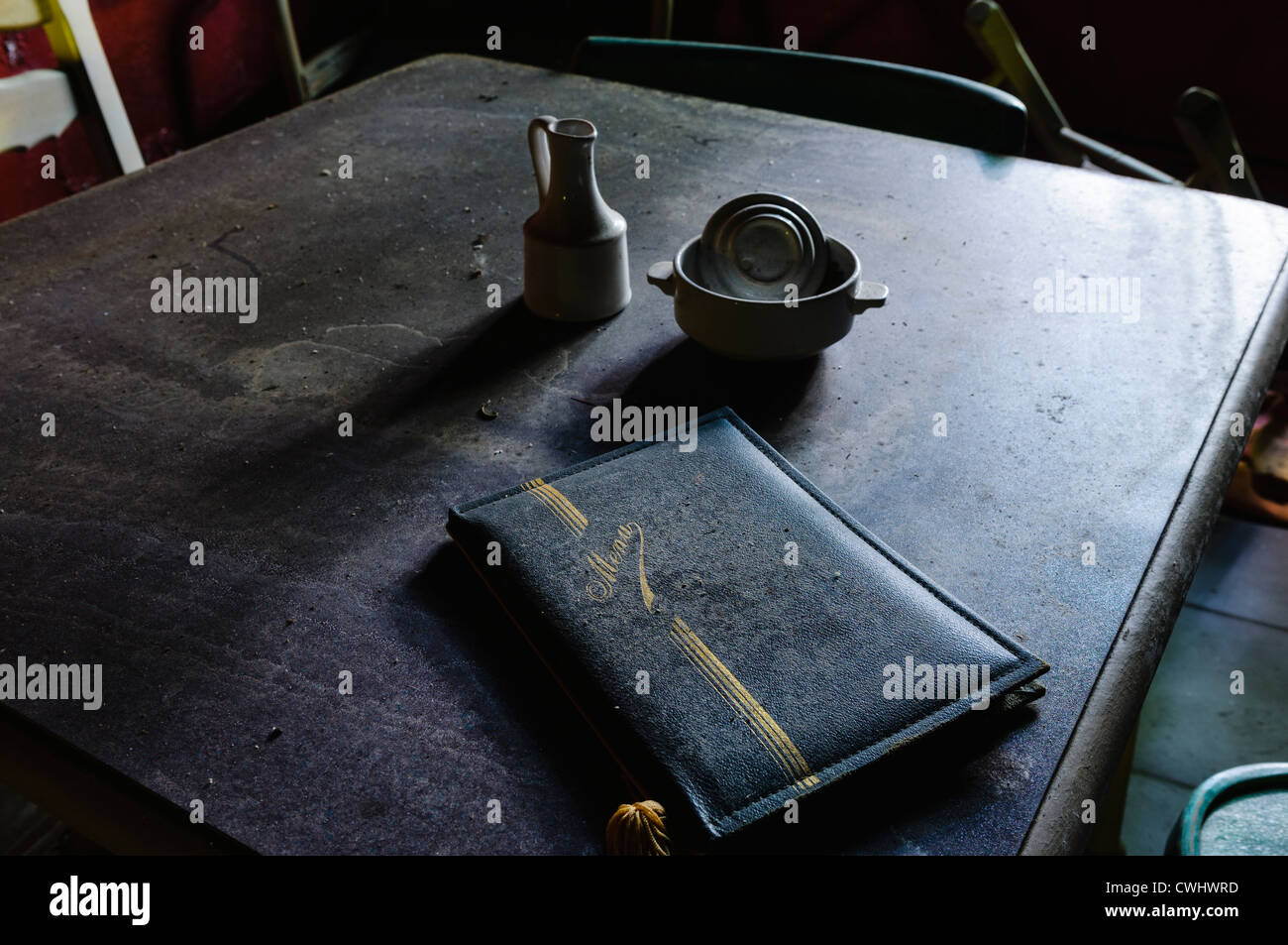 Menu sul tavolo in un abbandonato cafe/ristorante Foto Stock