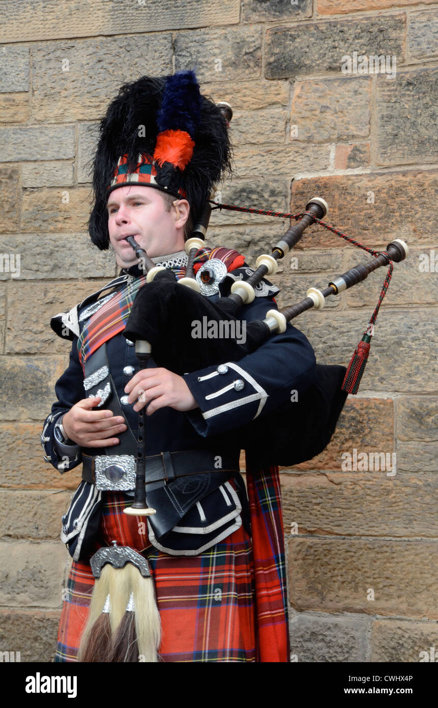 Lettore delle cornamuse, Edimburgo Foto Stock