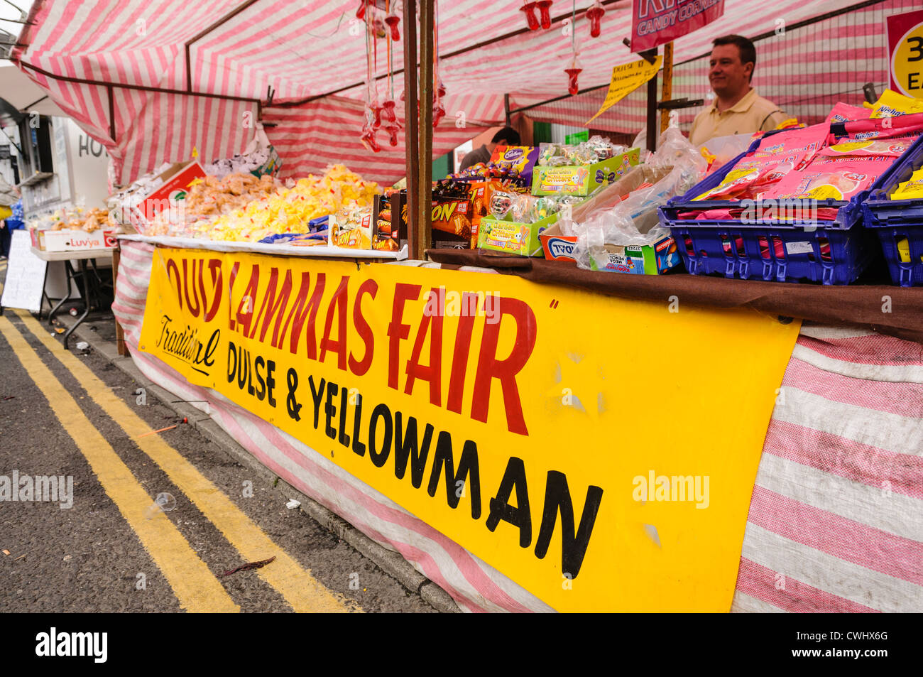 Pressione di stallo di mercato al Ould Lammas Fair a Ballycastle, vendita di Yellowman tradizionali, un tipo di nido d'ape. Foto Stock