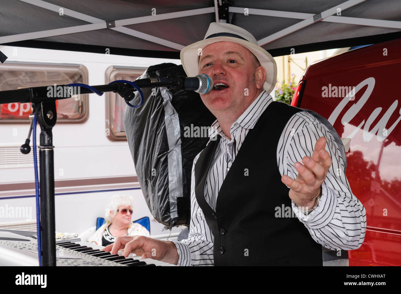 Paese irlandese cantante Curtis Magee canto presso il Ould Lammas Fair in Ballycastle Foto Stock