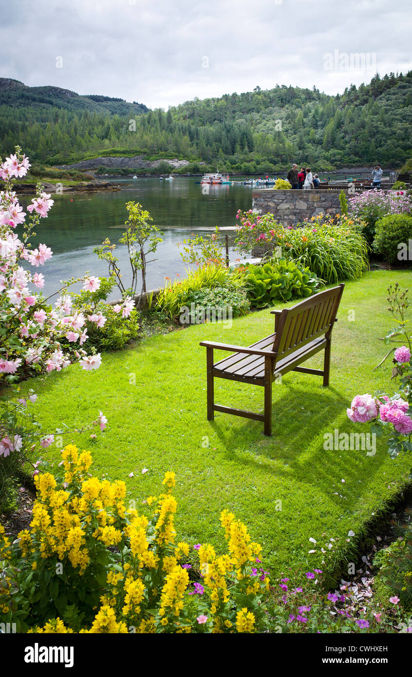 Privato piccolo giardino scozzese in Plockton sul Loch Carron Foto Stock