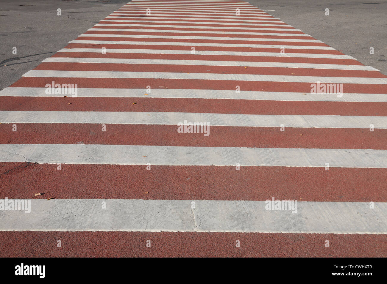 Attraversando su strada immagini e fotografie stock ad alta risoluzione ...