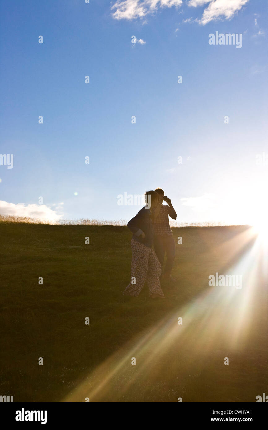 Due adolescenti stagliano in raggi suns Malvern Hills Worcestershire Inghilterra Europa Foto Stock