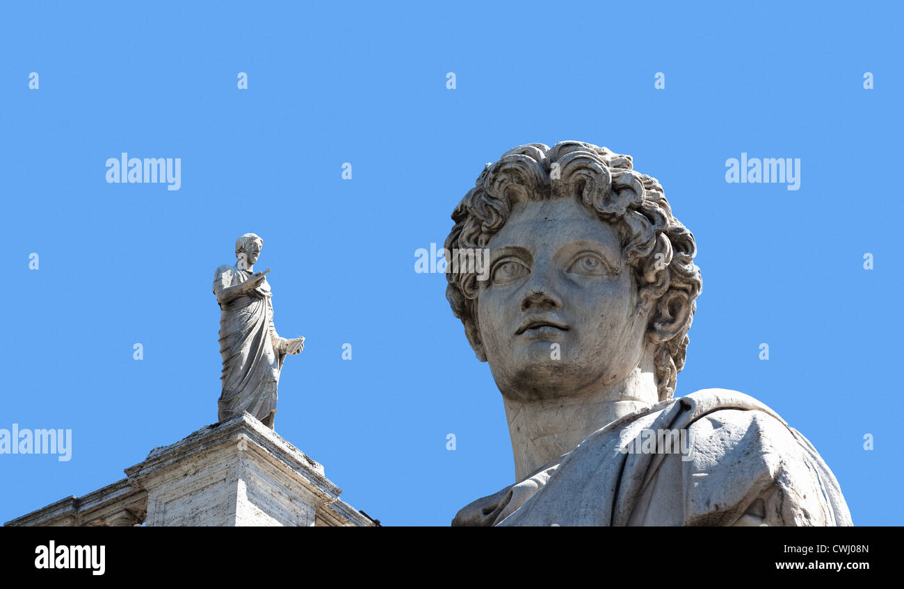 In prossimità della testa di una statua romana in Campidoglio a Roma e a grandezza intera statua in distanza Foto Stock