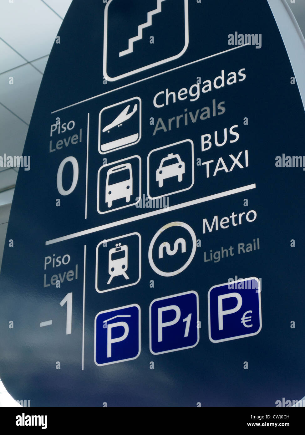 Scheda informazioni all'aeroporto Aeroporto Porto Portogallo Foto Stock