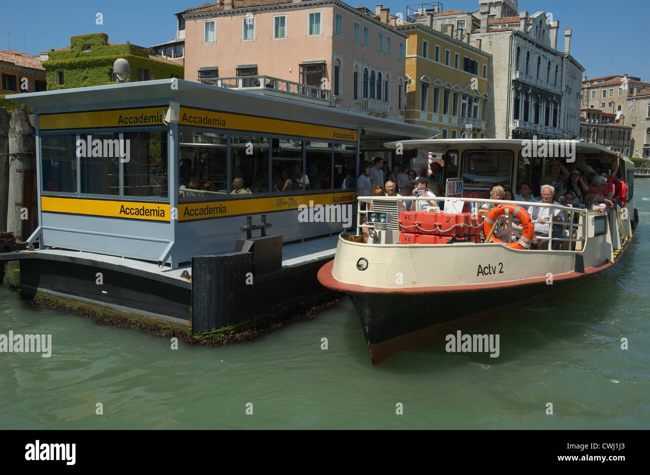 Un vaporetto all'Accademia fermata del vaporetto sul Canal Grande di Venezia. Foto Stock