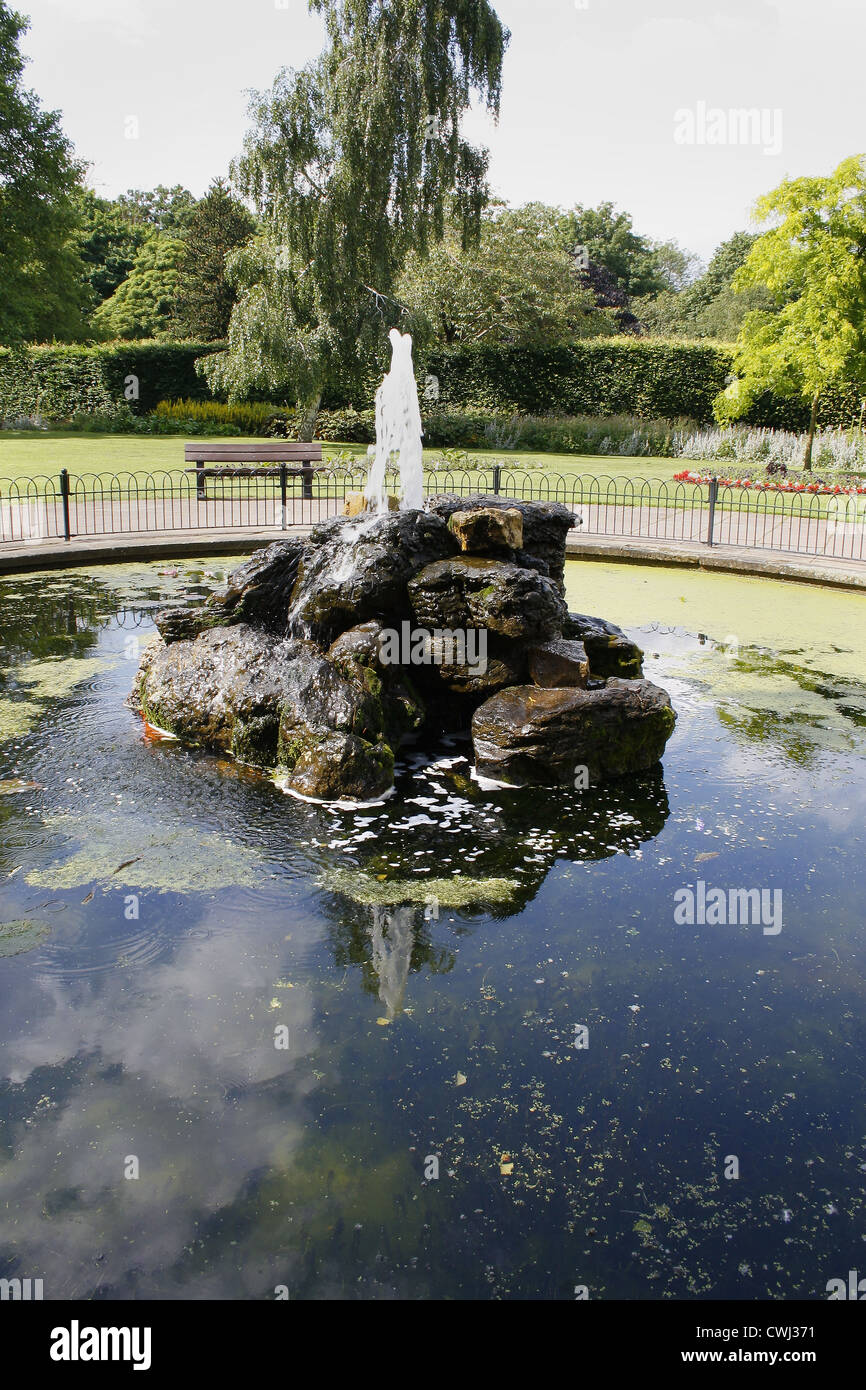 Fontana di acqua nella piscina Kings Park,Retford, Nottinghamshire, England, Regno Unito Foto Stock