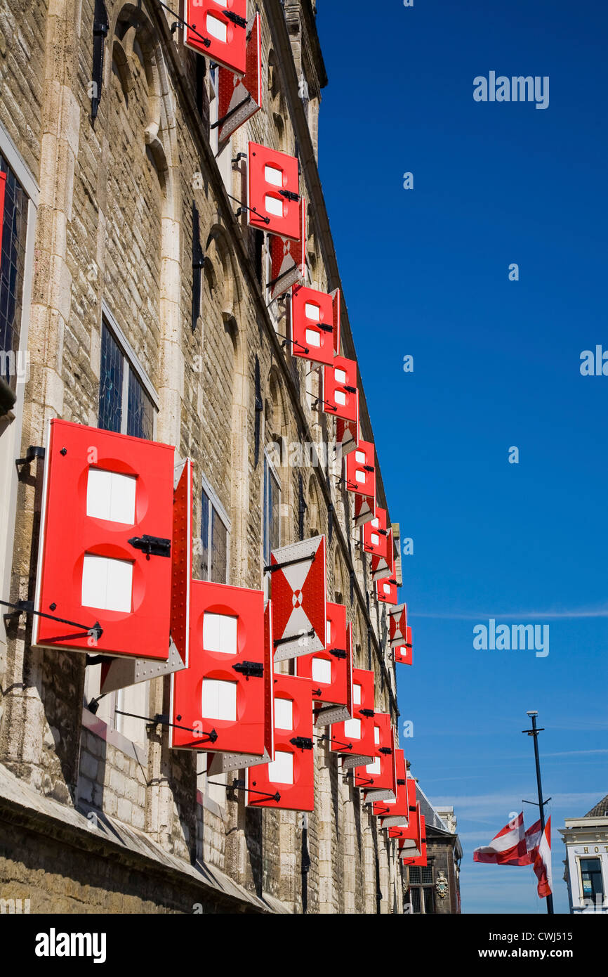 Persiane rosse sul vecchio edificio Foto Stock