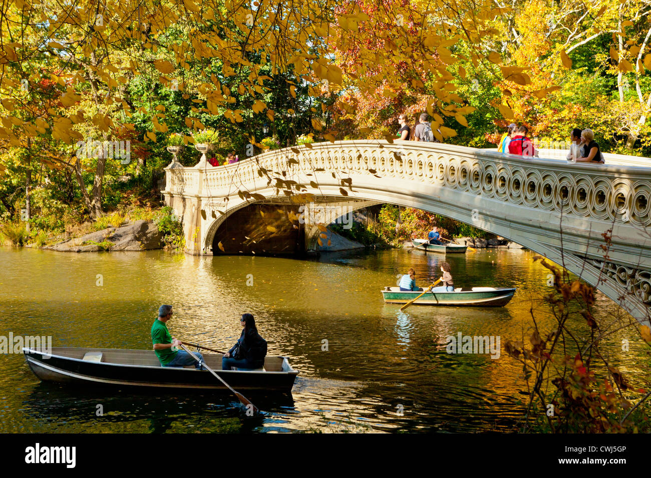 La ghisa ponte di prua da Calvert Vaux, al Central Park di New York City Foto Stock