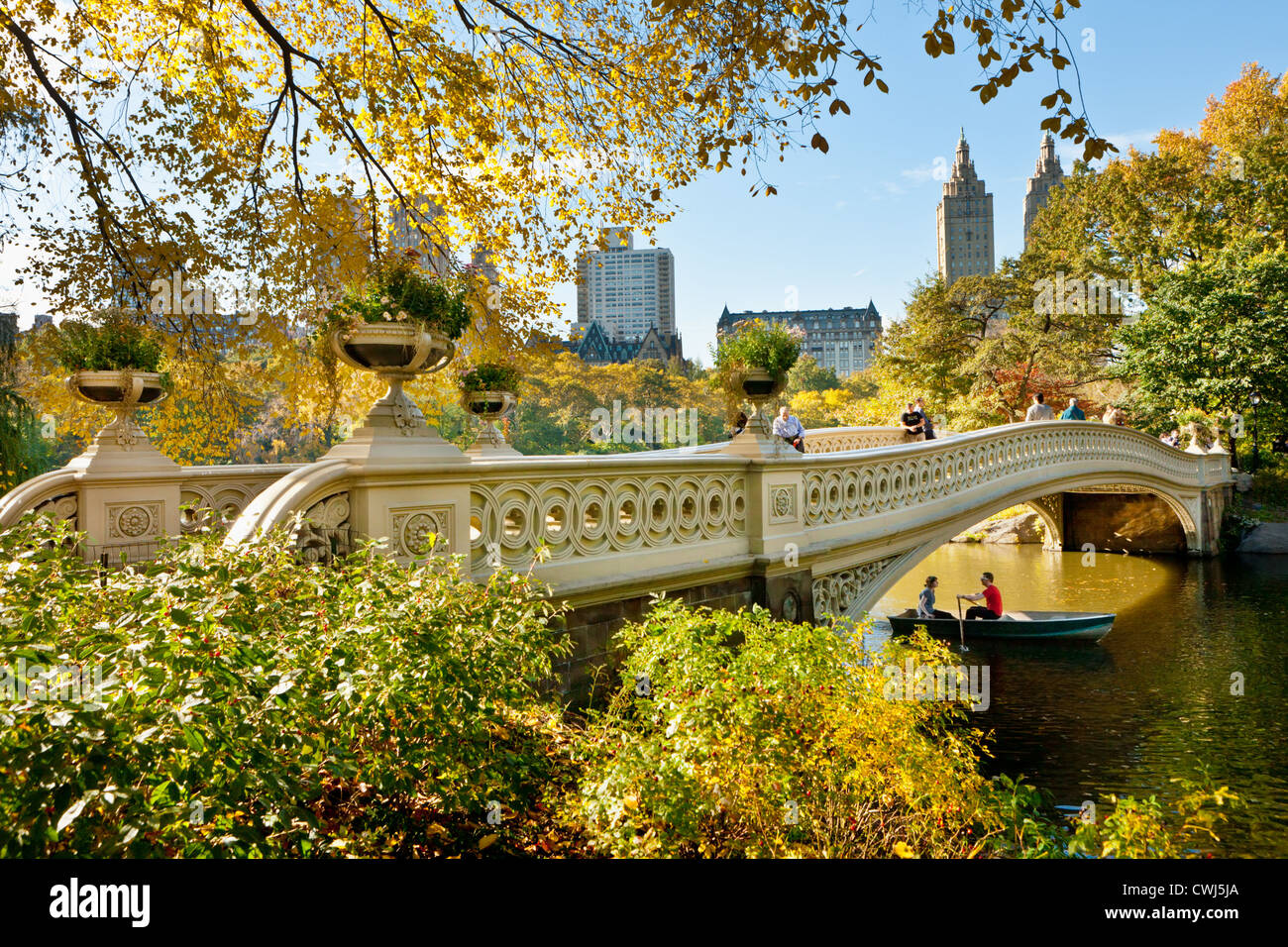 Il ponte in ghisa di Calvert Vaux, Central Park, New York City. Torri di appartamenti San Remo visibili in lontananza. Foto Stock