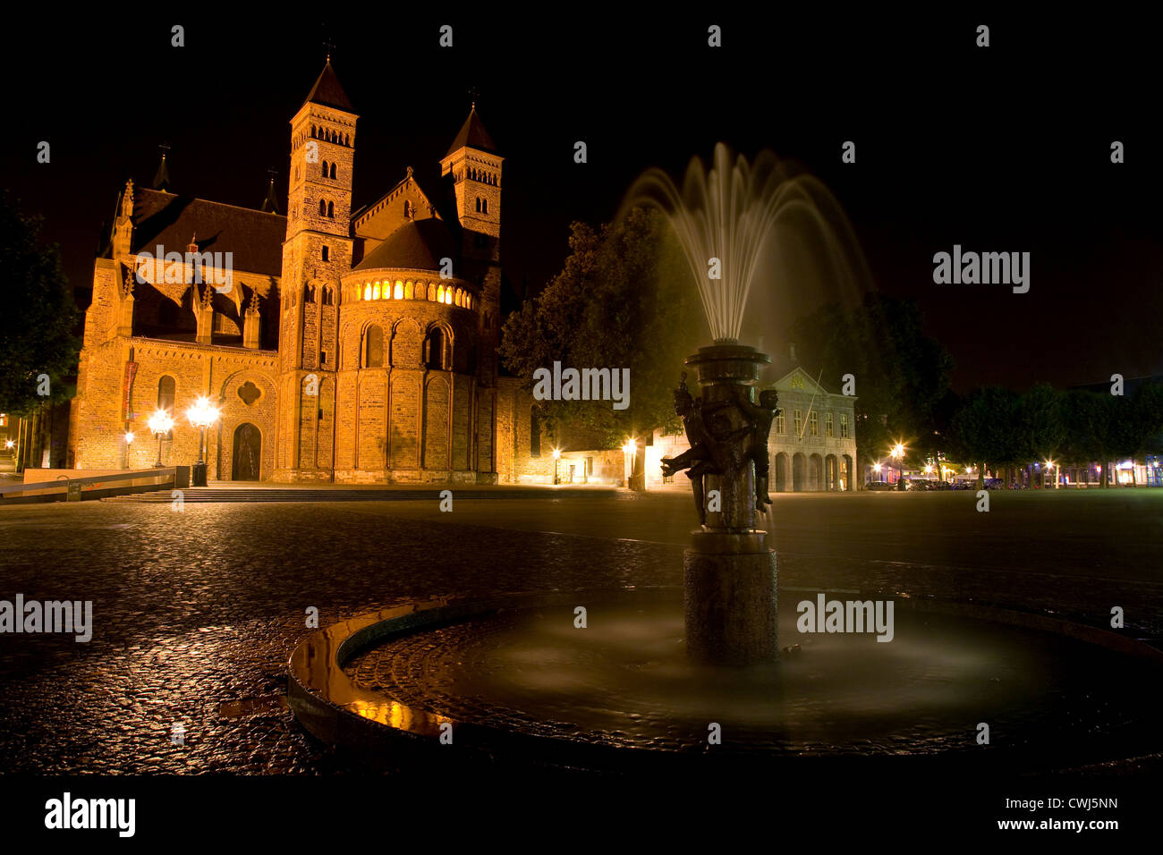 Olandese pietra miliare storica e una fontana in plaza Foto Stock