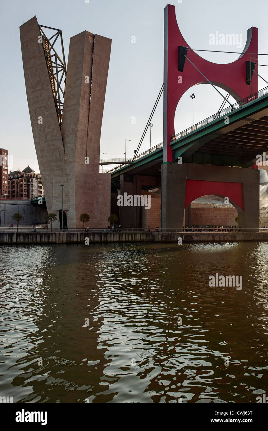 La Salve, precedentemente chiamato Princes di Spagna fino alla sua modifica nel 2016, è un ponte sul Nervion estuario nella città di Bilbao Vizcaya, Spagna Foto Stock