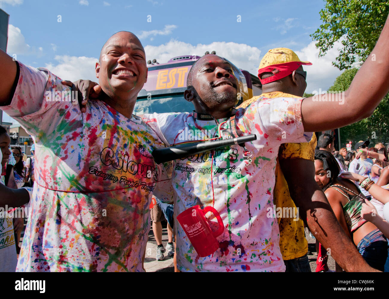 I partecipanti gridando e cantando in annuale di carnevale di Notting Hill 2012 Foto Stock