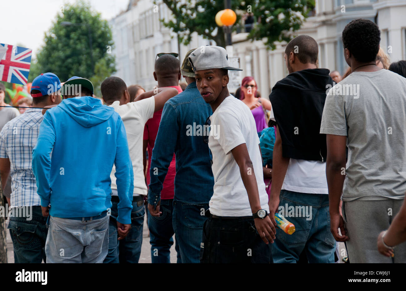 Gruppo di giovani West Indian i giovani nelle strade del carnevale di Notting Hill 201 Foto Stock