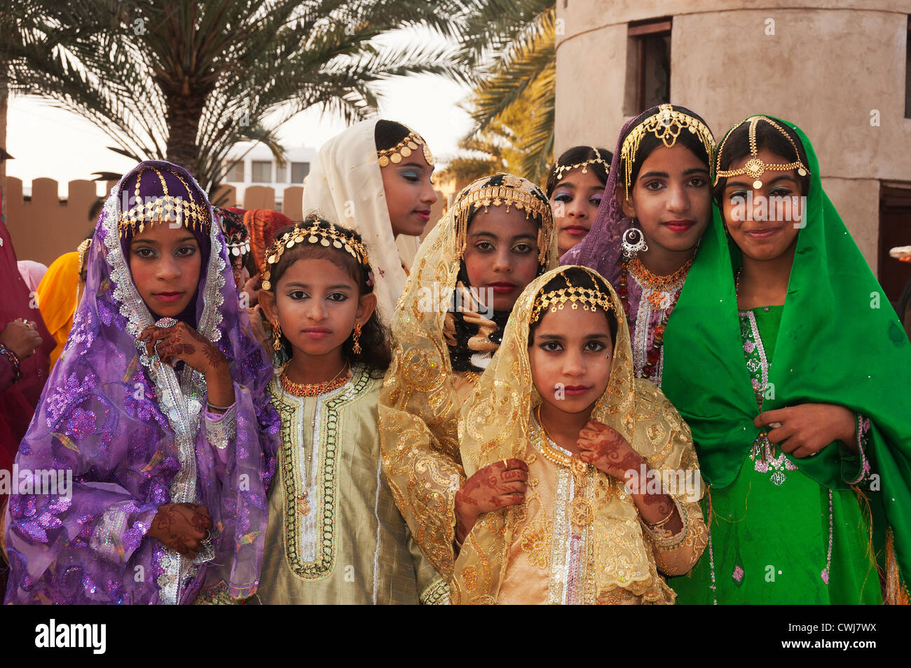 Elk207-1558 Oman, Muscat Muscat Festival, ragazze nei tradizionali costumi di danza Foto Stock