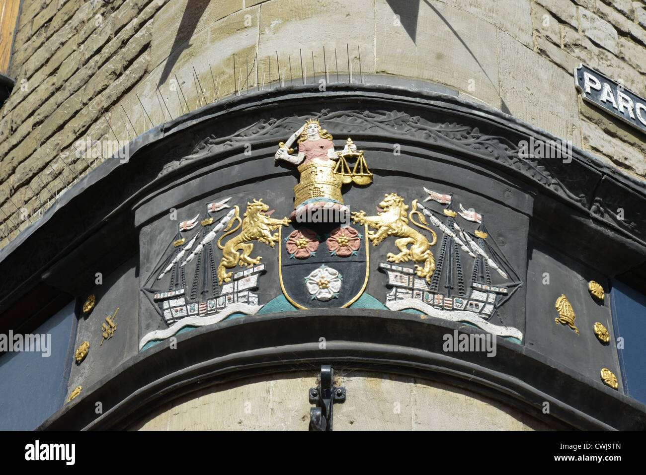 Nave decorativo design su edificio in High Street, Winchester, Hampshire, Inghilterra, Regno Unito Foto Stock