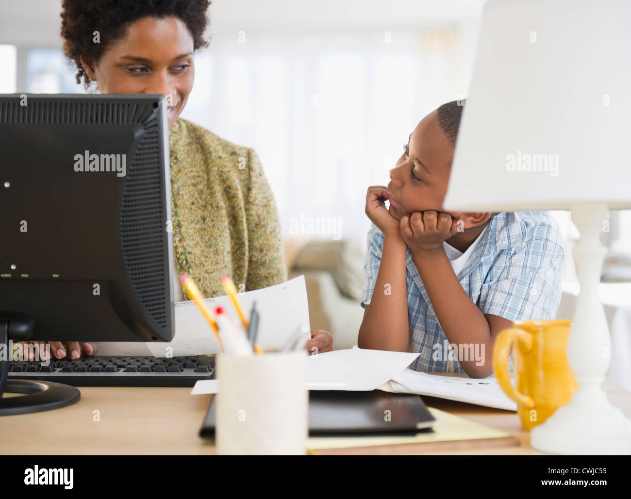 Nero madre e figlio utilizzando laptop insieme Foto Stock