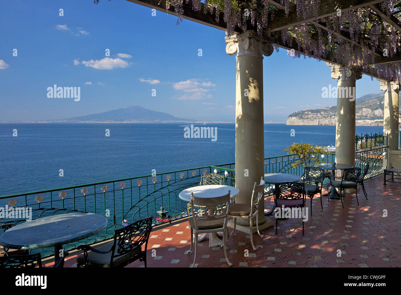 Terrazza con vista sul Vesuvio e sul golfo di Napoli presso l'Hotel Bellevue Syrene a Sorrento, Riviera Napoletana, Campania, Italia Foto Stock