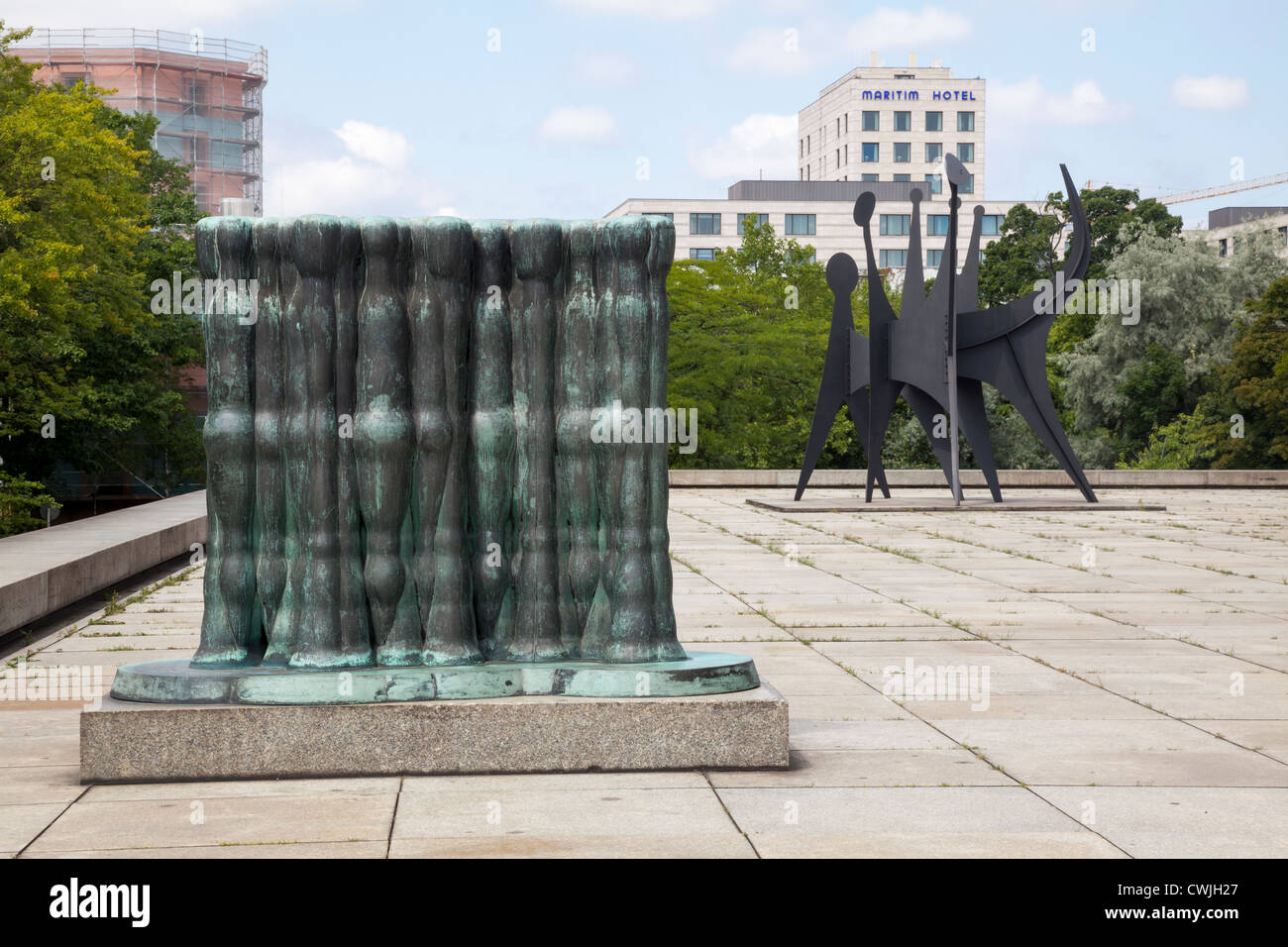 Neue Nationalgalerie di Berlino Germania con la scultura "Polis" da Joannis Avramidis e "Têtes et Queue" da Alexander Calder Foto Stock