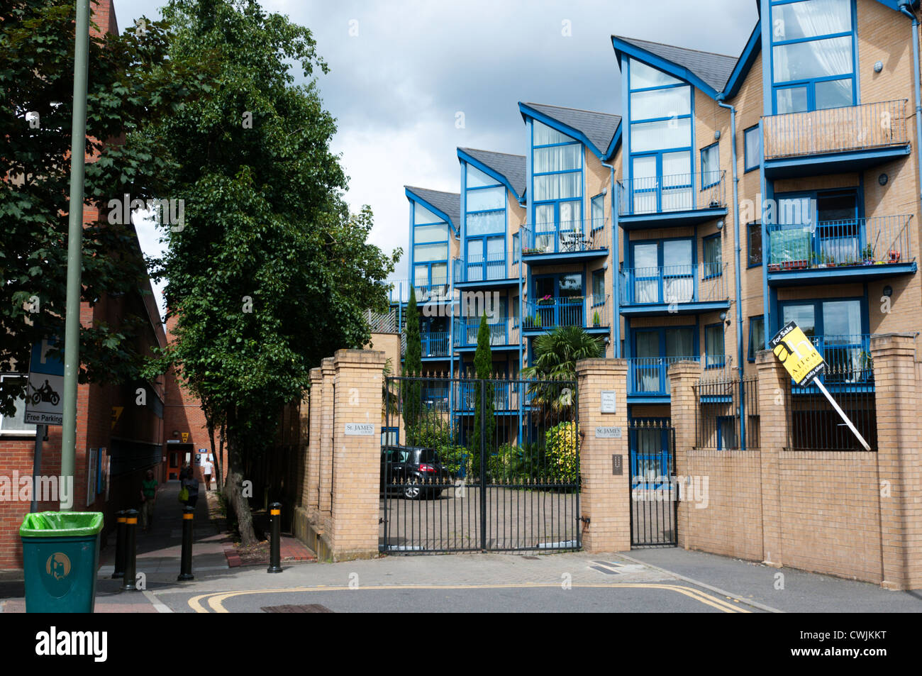 Un gated sviluppo residenziale di appartamenti a Bromley, a sud di Londra. Foto Stock