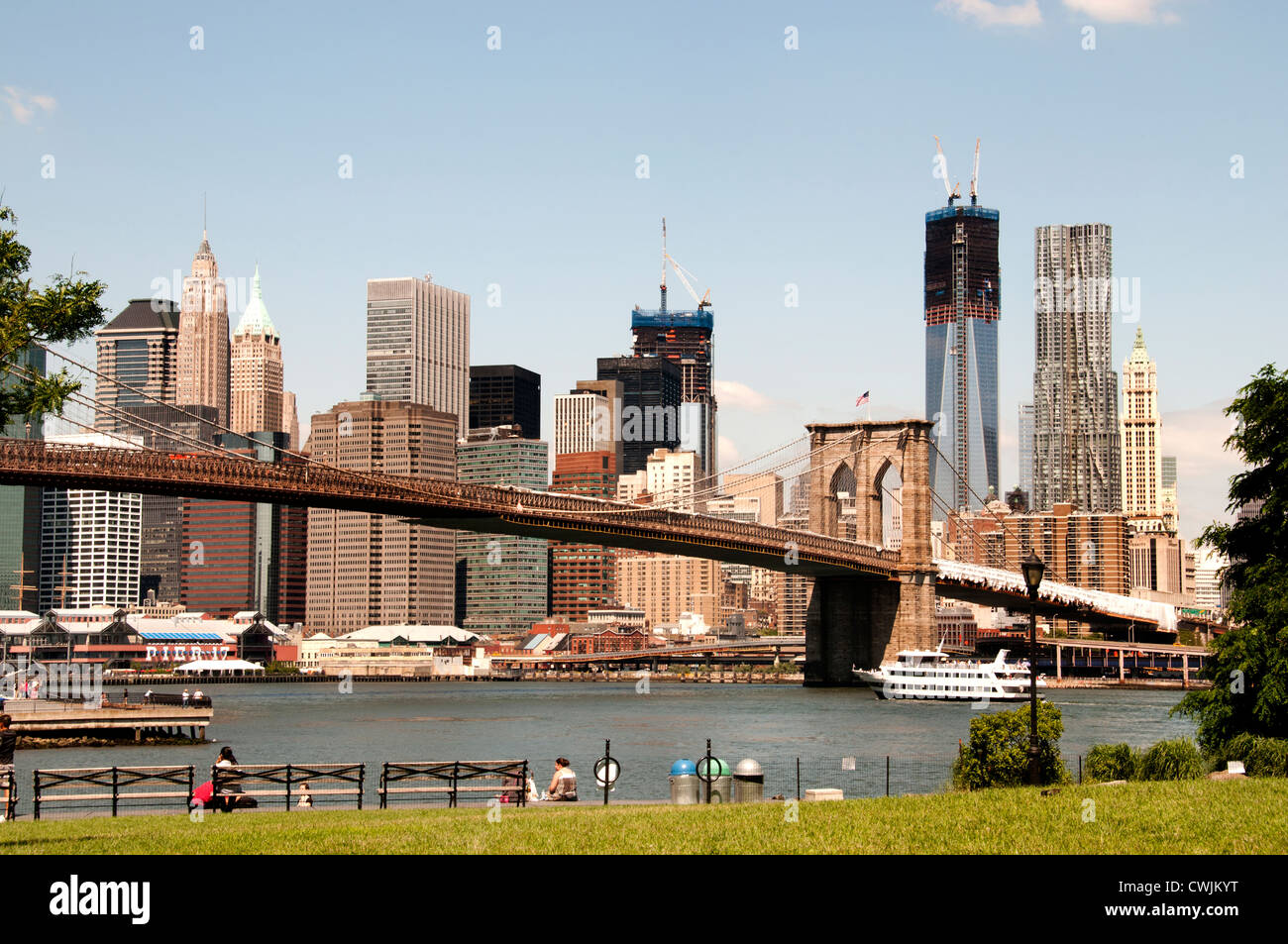 Ponte di Brooklyn Park Sky line New York City Manhattan Freedom Tower o Tower One World Trade Center Beekman Tower Pier 17 Foto Stock