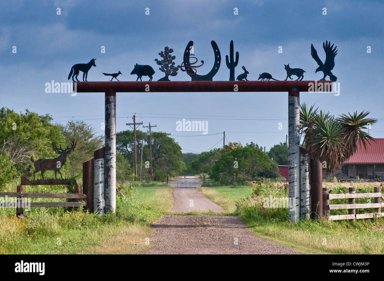 Ferro battuto il cancello di ingresso ranch su TX-70 autostrada vicino Alice, Gulf Coast regione, Texas, Stati Uniti d'America Foto Stock