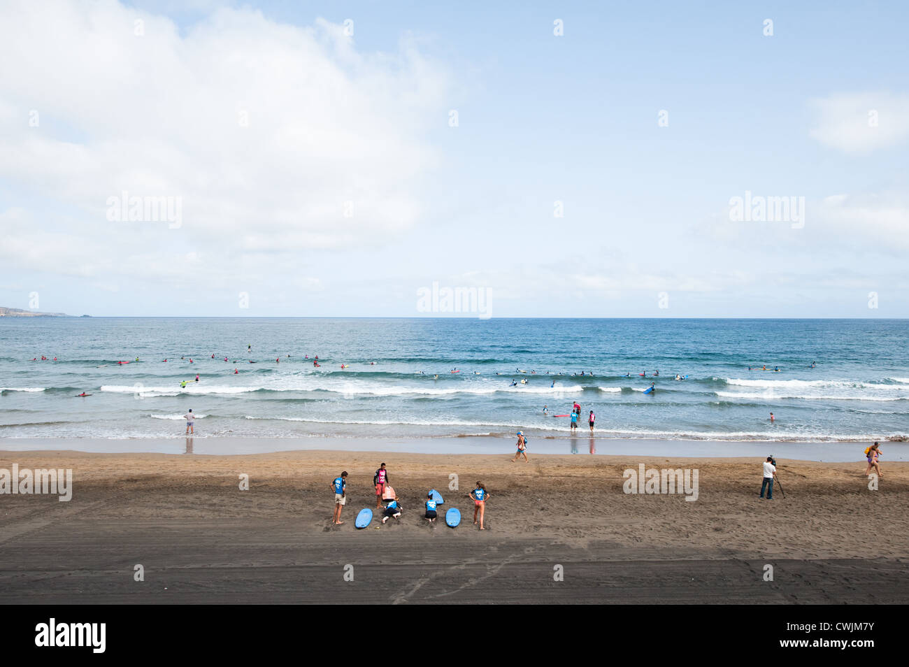 Scuola di Surf avente pratica presso la spiaggia di Las Canteras a Las Palmas Foto Stock