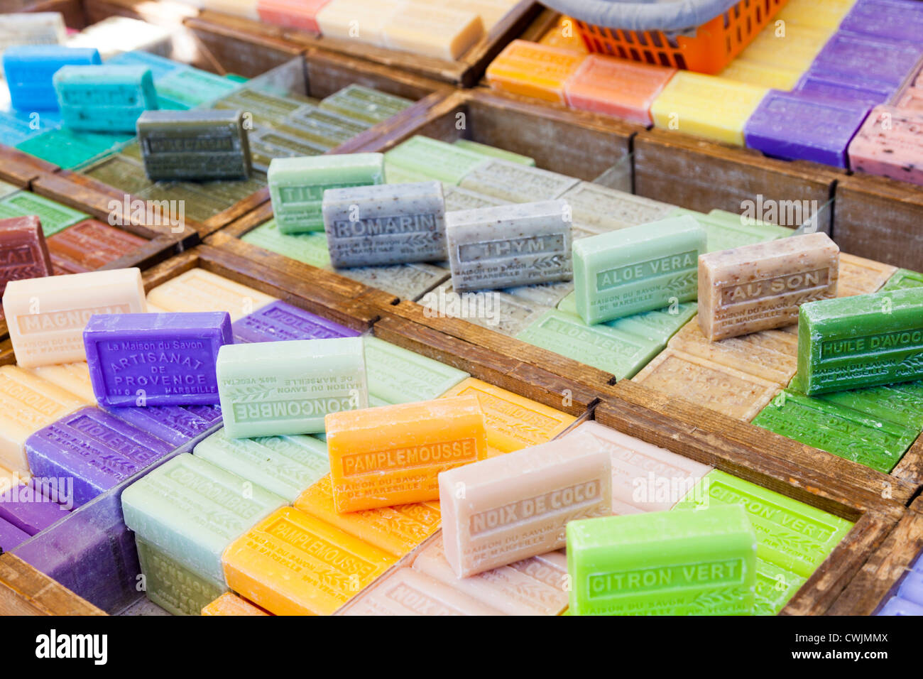 Multi-colore di sapone per la vendita al mercato in Apt Provence Francia Foto Stock