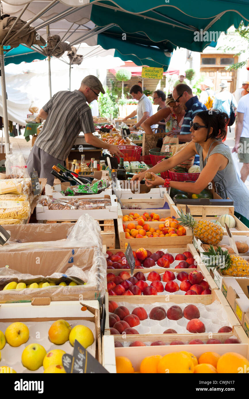 People shopping al mercato di Apt Provence Francia Foto Stock
