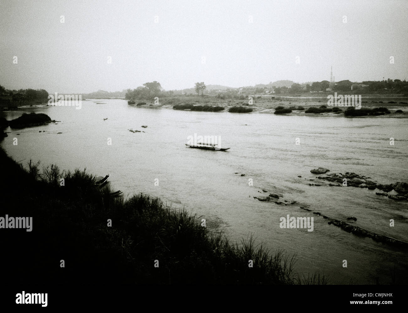 Viaggi avventura che naviga lungo il fiume Mekong a Luang Prabang in Laos in Estremo Oriente Asia sud-orientale. Evasione Wanderlust Foto Stock