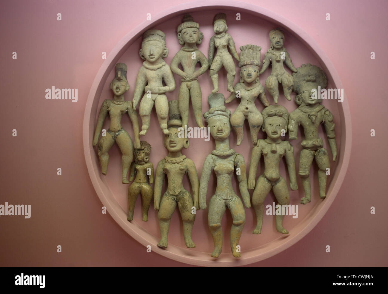 Le figure umane vengono visualizzate in Rufino Tamayo Arte pre-ispanica museum di Oaxaca, Messico, luglio 19, 2012. Foto Stock