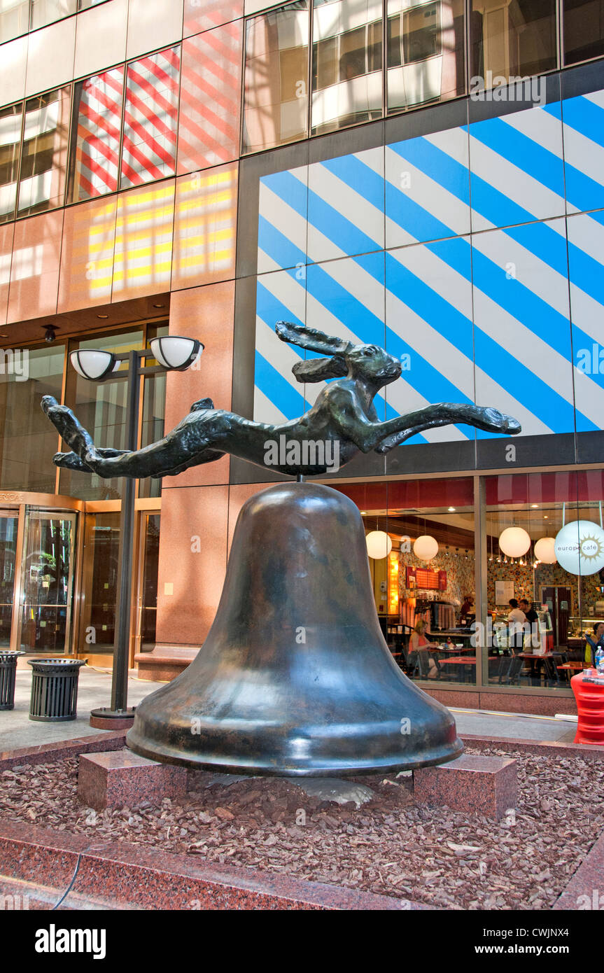 Barry Flanagan Hare su Bell 1983 Bronze New York City Manhattan American, Stati Uniti d'America, USA Foto Stock