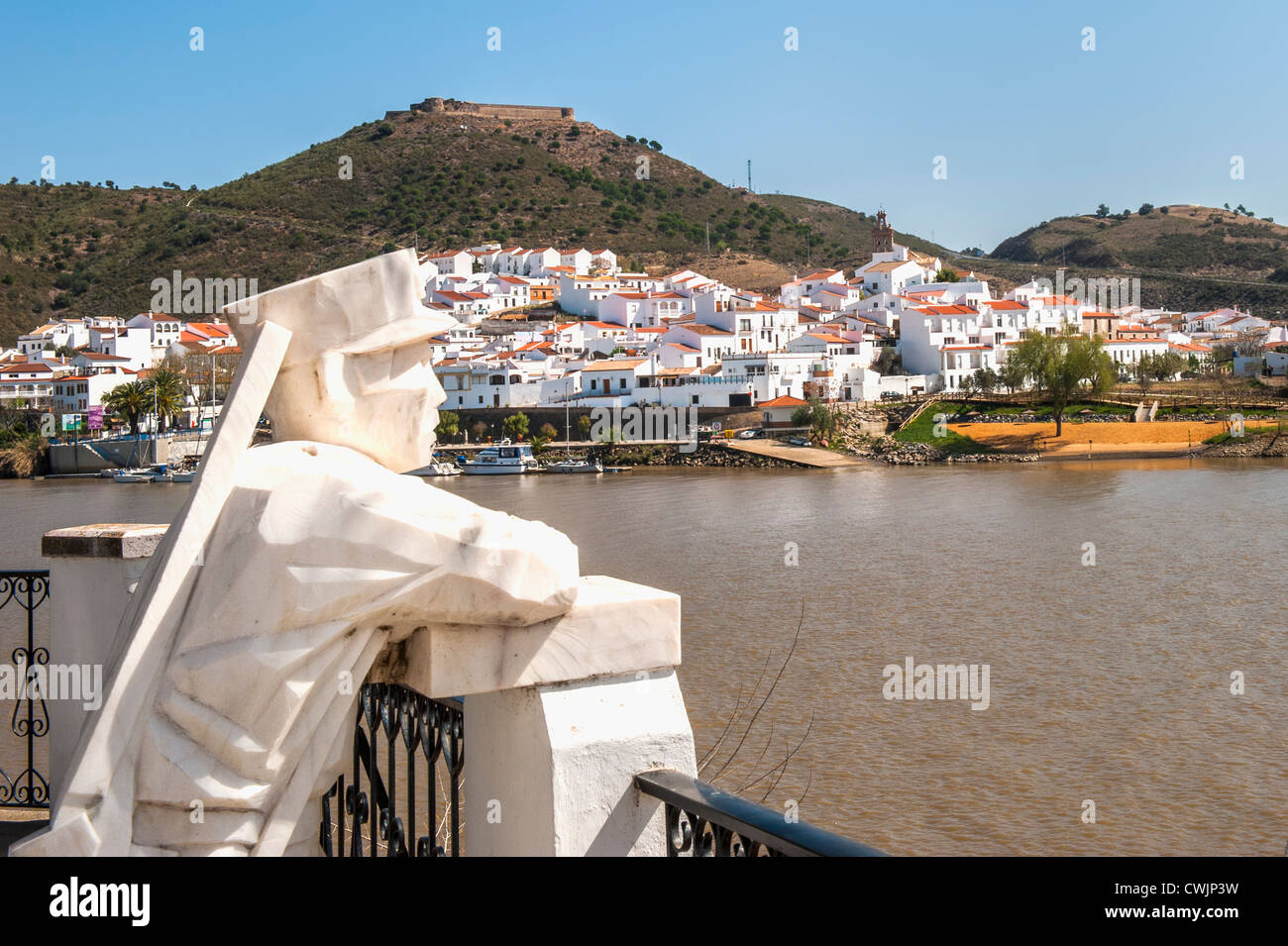 Custom officer statua lungo il Rio Guadiana, Alcoutim, Algarve, PORTOGALLO Foto Stock