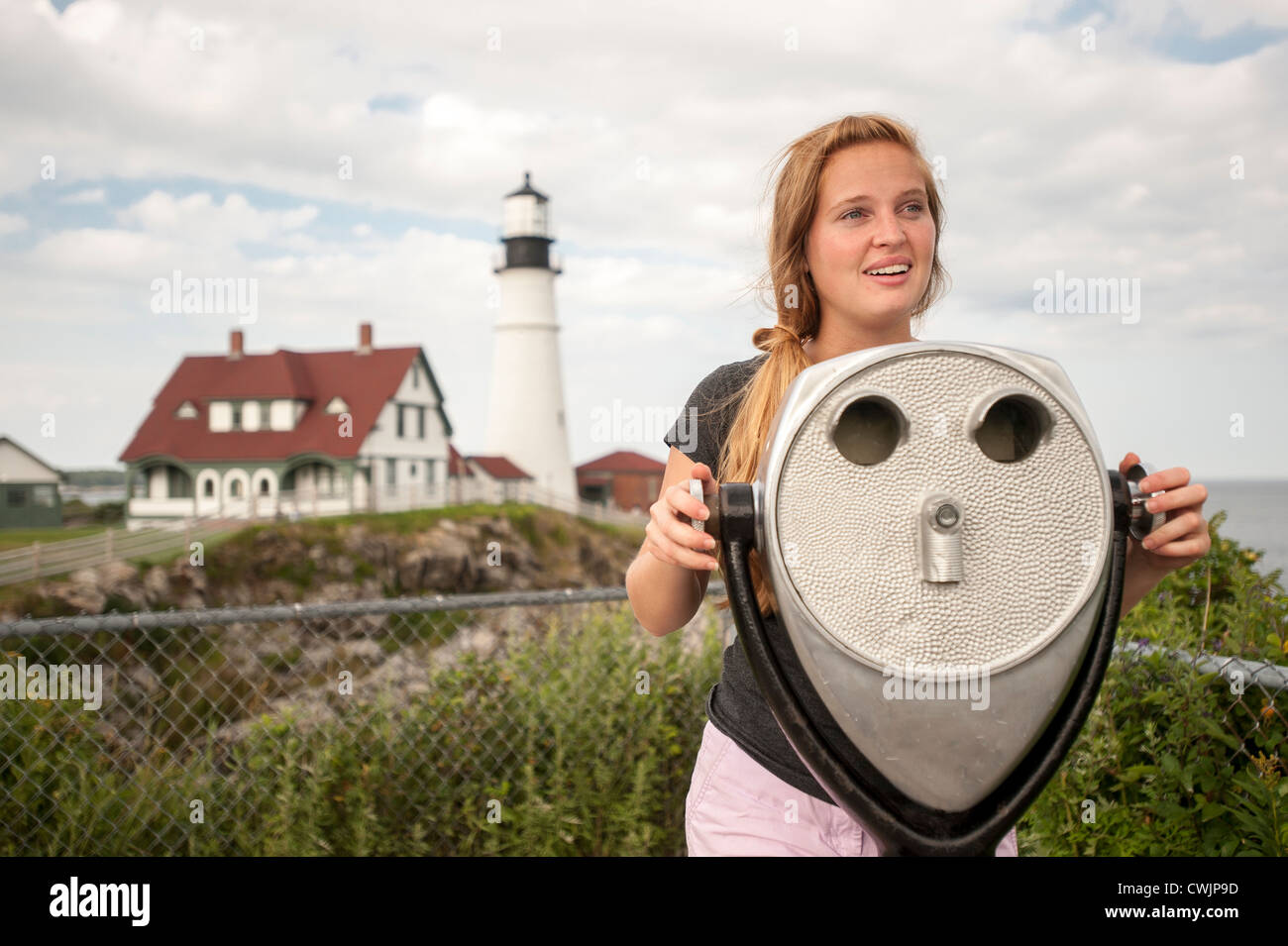 Giovane donna turistico con visualizzazione di telescopio, Portland Head Light, Cape Elizabeth Maine USA Foto Stock