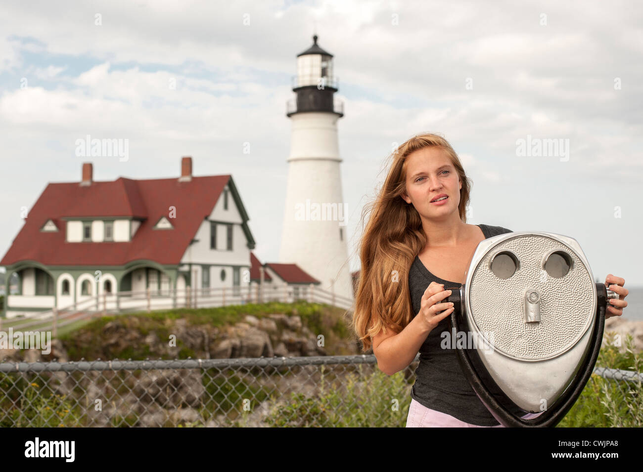 Giovane donna turistico con visualizzazione di telescopio, Portland Head Light, Cape Elizabeth Maine USA Foto Stock