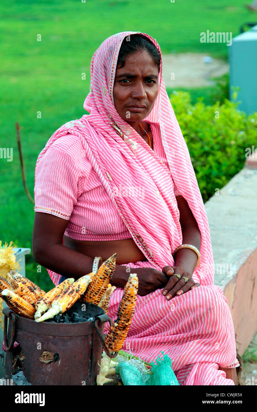 Donna che vende mais di semi arrosto Foto Stock