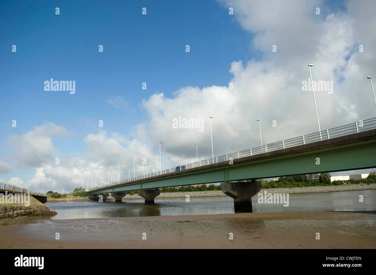 Ponte della strada che attraversa la Loughor estuario vicino a Llanelli in South West Wales. Foto Stock