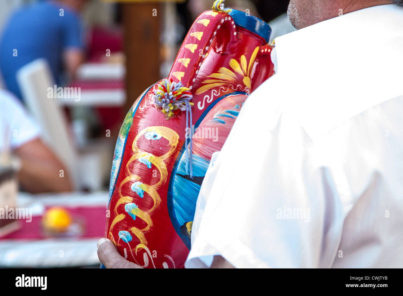 Uomo con un siciliano amphore nelle mani Foto Stock