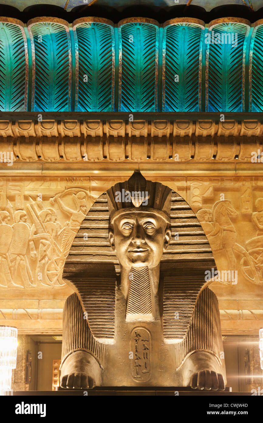 Inghilterra, London Knightsbridge, Harrods, egiziane di Escalator, statua della Sfinge con contemporanea faccia egiziano Foto Stock