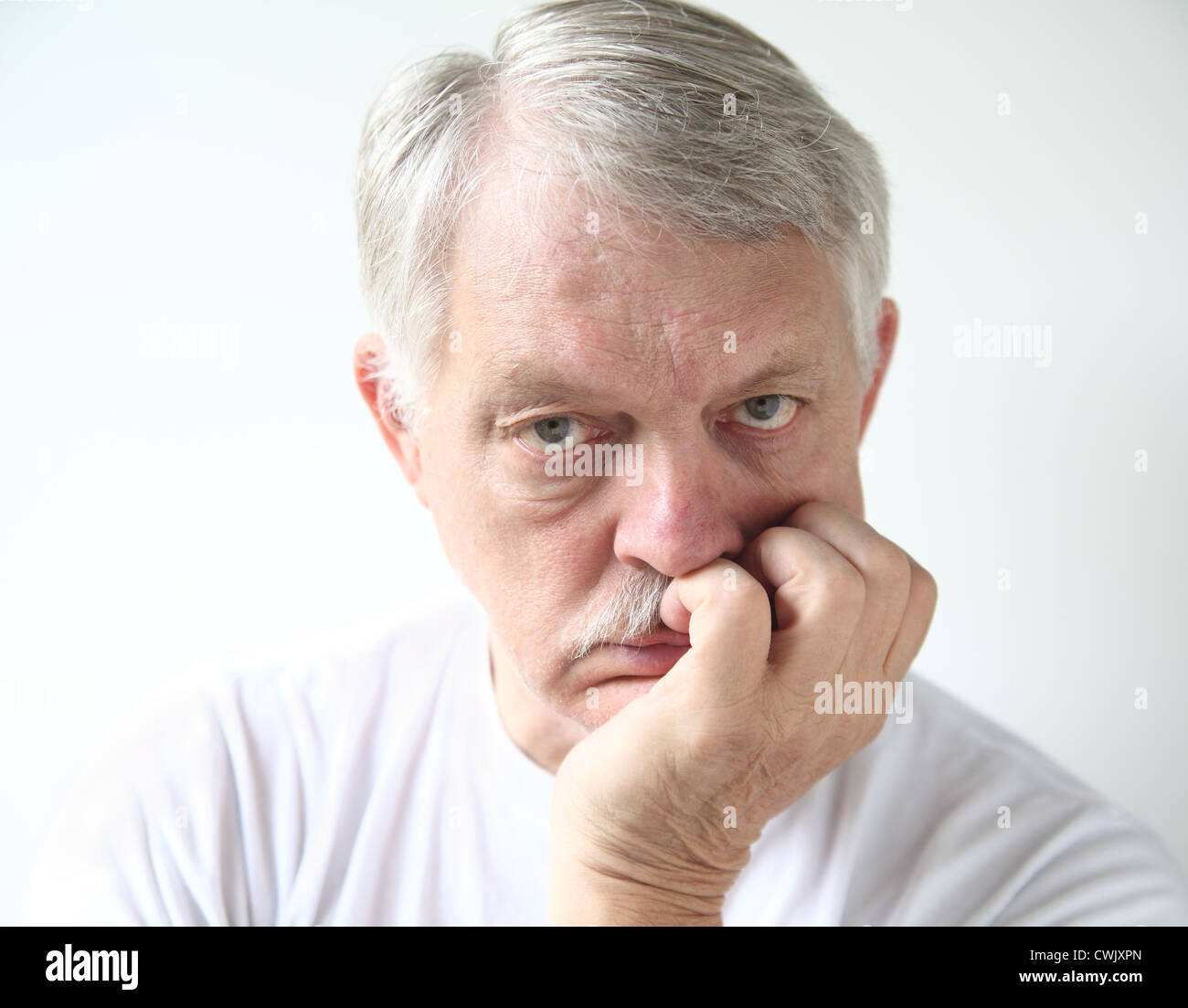 Senior man looking molto annoiato Foto Stock